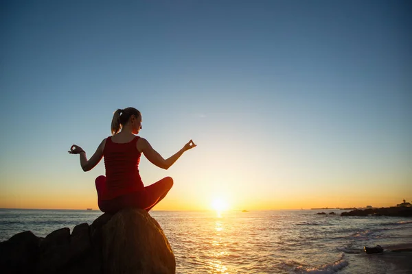 Yoga Vrouw Beoefenen Tijdens Een Geweldige Zonsondergang Silhouet Het Oceaan — Stockfoto