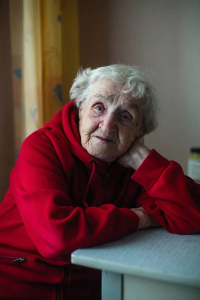 Una Mujer Muy Anciana Casa Retrato Sentado Una Mesa Con — Foto de Stock