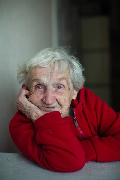 Velmi Stará Žena Jejím Domě Blízký Portrét Sedící Stolu Červeném — Stock fotografie