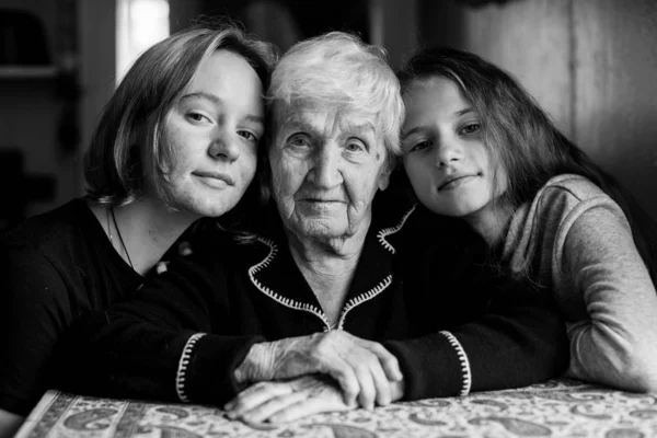 Idős Asszony Nagyi Fotózni Egy Portré Együtt Kislányok Unokái — Stock Fotó