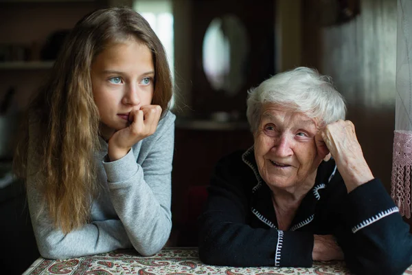 Ältere Großmutter Mit Ihrer Kleinen Enkelin — Stockfoto