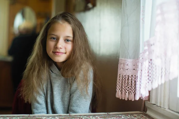 Menina Adolescente Bonito Com Cabelo Longo Bonito — Fotografia de Stock