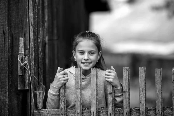 Landelijk Tiener Meisje Zwart Wit Portret Buitenshuis — Stockfoto