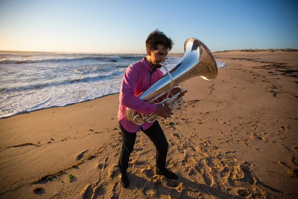 Muzikant Met Een Tuba Die Het Ocean Beach Speelt — Stockfoto