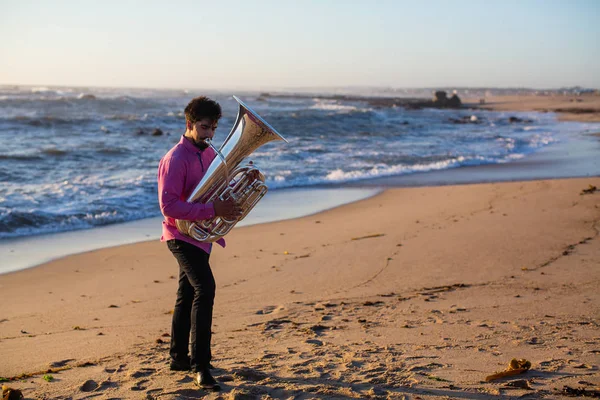 Músico Com Uma Tuba Tocando Praia Oceano — Fotografia de Stock