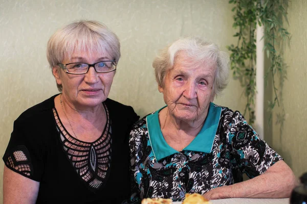 Eine Alte Frau Mit Ihrer Erwachsenen Tochter Sitzt Hause Und — Stockfoto