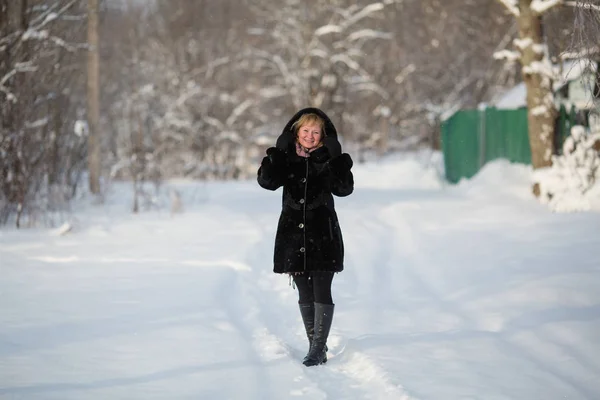 Jeune Femme Hiver Dans Parc Enneigé — Photo