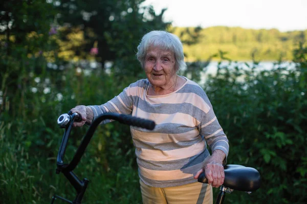 带自行车的老年妇女在户外 养老金领取者的自行车骑行 — 图库照片