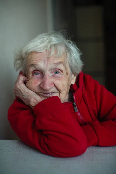 Mulher Velha Sua Casa Retrato Sentado Uma Mesa Com Uma — Fotografia de Stock