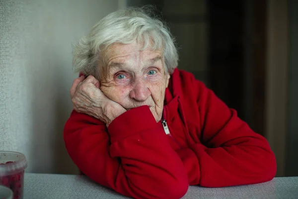 Una Anciana Pensionista Casa Retrato Cerca Sentada Una Mesa Con — Foto de Stock