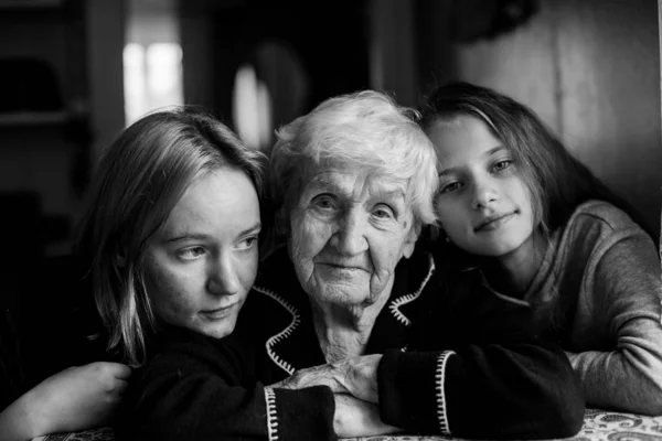 Een Oudere Vrouw Wordt Gefotografeerd Met Twee Kleindochters Zwart Wit — Stockfoto