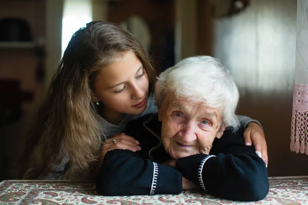 Una Niña Linda Abraza Abuela Conexión Generaciones —  Fotos de Stock