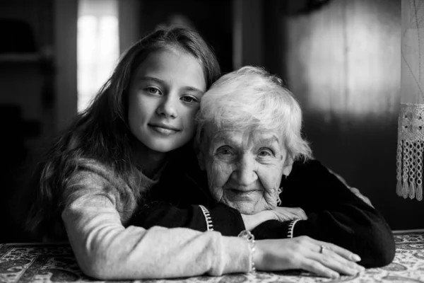 Маленька Мила Дівчинка Обіймає Бабусю Чорно Білий Портрет — стокове фото