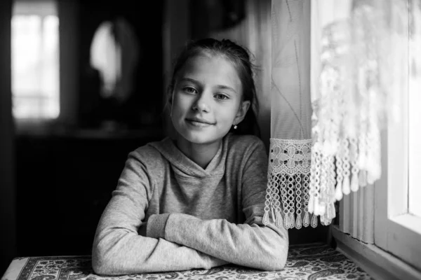Dívčí Mládež Černobílá Portrét Jeho Domě — Stock fotografie