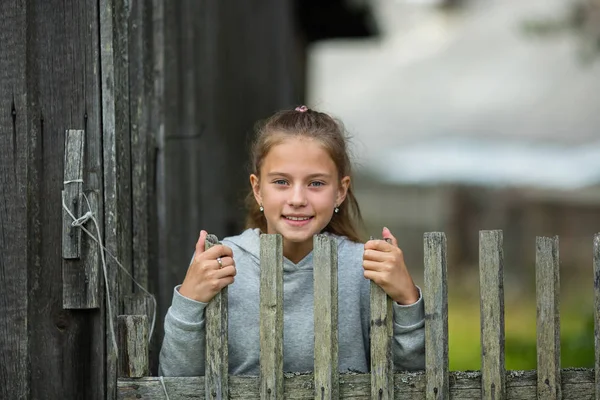 Portret Little Cute Girl Pobliżu Drewnianego Ogrodzenia Wsi — Zdjęcie stockowe