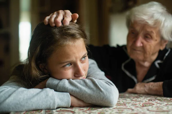 Маленькая Девочка Плачет Бабушка Успокаивает Поглаживая Руку Голове — стоковое фото