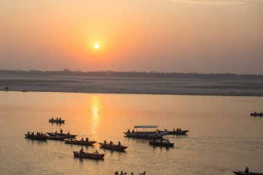 Varanasi, Hindistan - 20 Mar 2018: Kutsal Nehir Ganj'ın sularında yüzen teknede hacılar sabahın erken saatlerinde. Efsanelere göre, şehir 5000 yıl önce Tanrı Shiva tarafından kurulmuştur..
