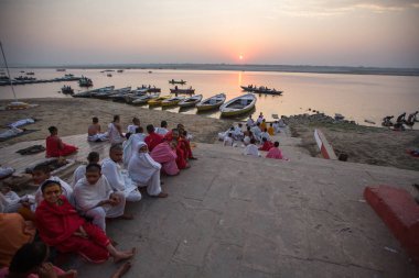 Varanasi, Hindistan - 20 Mar 2018: Sabahın erken saatlerinde kutsal Ganj nehri üzerindeki bankalar. Efsanelere göre, şehir 5000 yıl önce Tanrı Shiva tarafından kurulmuştur..