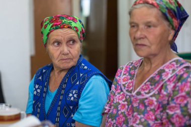 Ladva (Vepsia) Leningrad.Reg, Rusya Federasyonu - 11 Ağustos 2018: Vepsian yerli kadınların kırsal sosyal kulüp. Dünya'nın nesli tehlike altında olan diller olarak nesli tehlike altında olan 2009 Unesco Atlası dahil Veps dil.