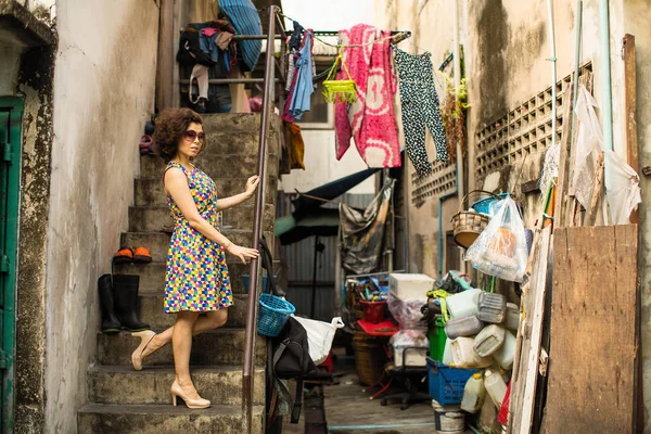 Mulher Asiática Fica Nas Favelas Rua — Fotografia de Stock