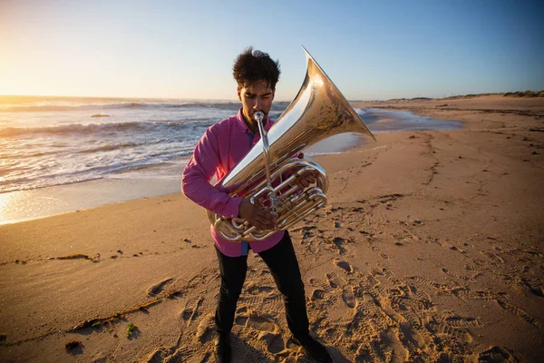 Músico Toca Instrumento Sopro Costa Oceano — Fotografia de Stock