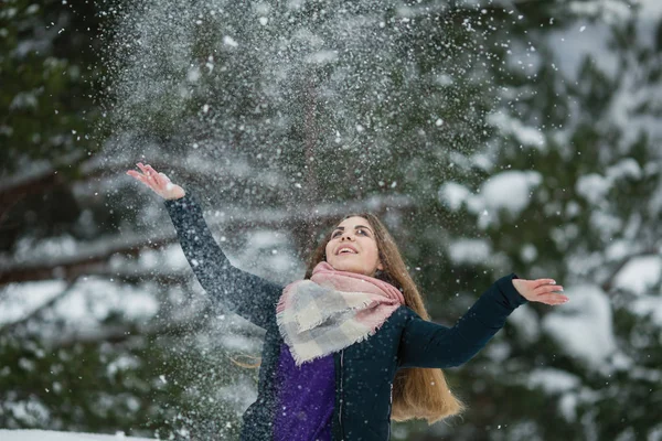 Мила Дівчина Підліток Грає Снігом Дивовижну Зиму — стокове фото