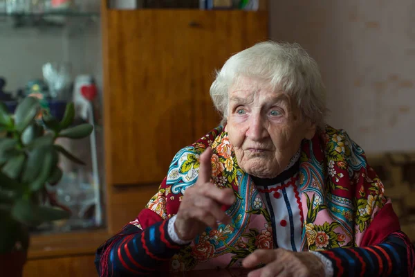 Ηλικιωμένη Γυναίκα Φωτεινά Ρούχα Χειρονομίες Στο Τραπέζι — Φωτογραφία Αρχείου