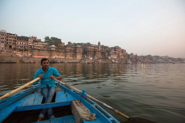 Varanasi Indien März 2018 Bootsfahrer Auf Dem Ganga Fluss Eine — Stockfoto