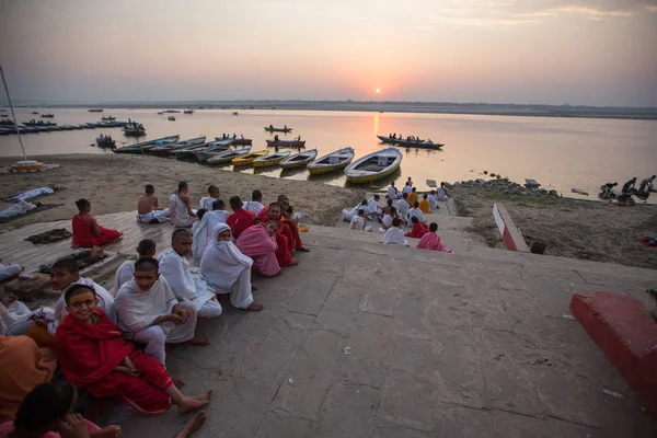 Varanasi Indien Mar 2018 Banker Den Heliga Ganges Floden Den — Stockfoto