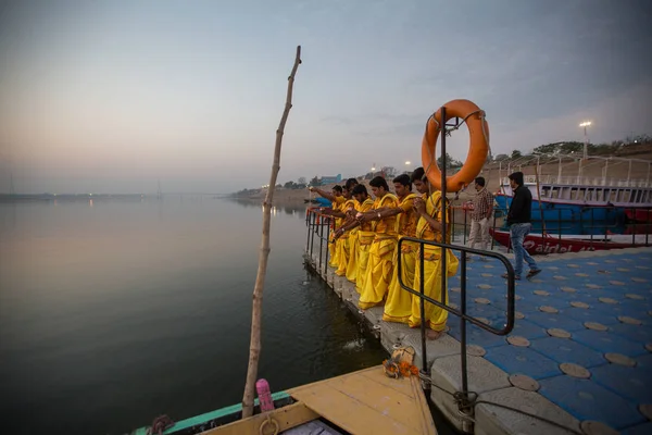 Varanasi Indien Mar 2018 Banker Den Heliga Ganges Floden Den — Stockfoto