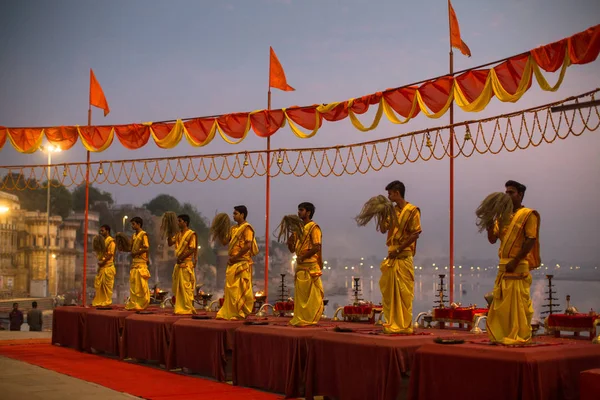 Varanasi India 2018 Március Hindu Papok Végre Agni Ödön Szanszkrit — Stock Fotó