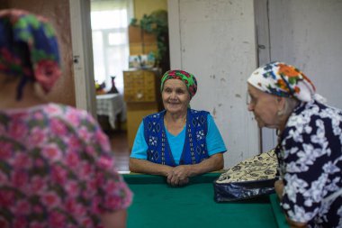 Ladva (Vepsia) Leningrad.Reg, Rusya Federasyonu - 11 Ağustos 2018: Vepsian yerli kadınların kırsal sosyal kulüp. Dünya'nın nesli tehlike altında olan diller olarak nesli tehlike altında olan 2009 Unesco Atlası dahil Veps dil.