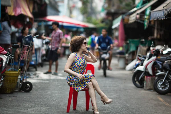 Caddenin Ortasında Bir Sandalyede Oturan Asyalı Bir Kadın — Stok fotoğraf