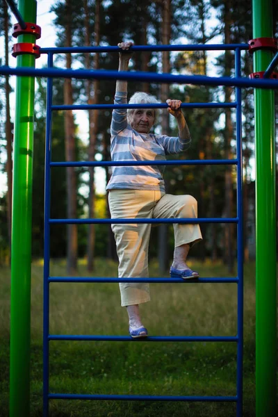 Donna Anziana Che Esercizio Nel Parco Giochi Sport Strada — Foto Stock