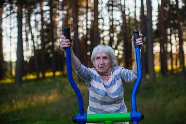 Yaşlı Kadın Sokak Spor Oyun Üzerinde Egzersiz Yaparak — Stok fotoğraf