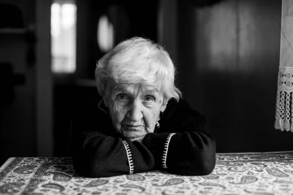 Ηλικιωμένη Γυναίκα Που Κάθεται Ένα Σκοτεινό Δωμάτιο Μαύρο Και Άσπρο — Φωτογραφία Αρχείου