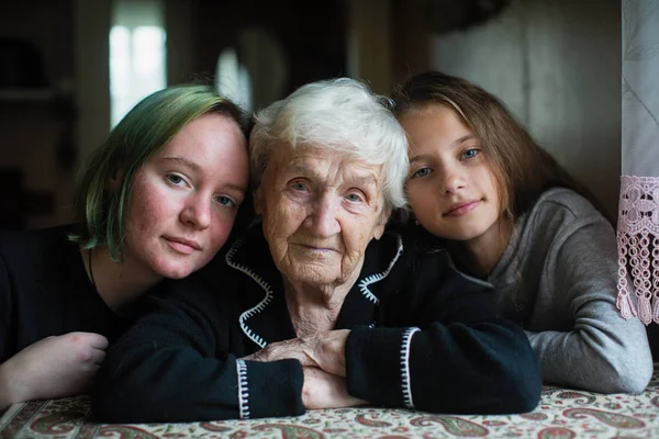 祖母与两个女孩曾孙女的家庭肖像 — 图库照片