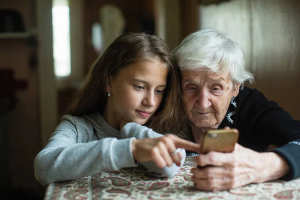 Oma Und Enkelin Ein Süßes Kleines Mädchen Zeigt Seiner Großmutter — Stockfoto