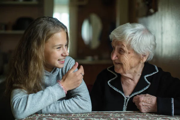 Nettes Teenager Mädchen Mit Ihrer Alten Großmutter — Stockfoto