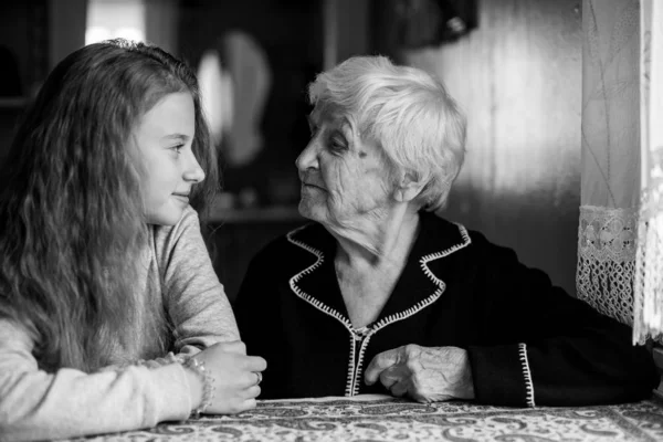 Linda Chica Adolescente Con Abuela Foto Blanco Negro — Foto de Stock