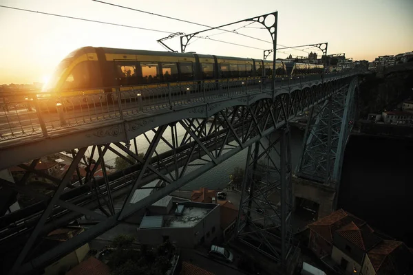 ドウロ川と日没時のドムルイスI橋 ポルト ポルトガル — ストック写真