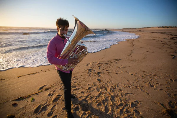 Homem Músico Com Uma Tuba Tocando Praia Oceano — Fotografia de Stock