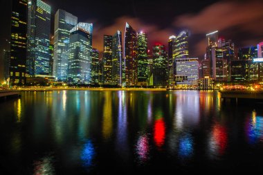 Singapur gece görünümünde Finans bölgesi Marina Bay.