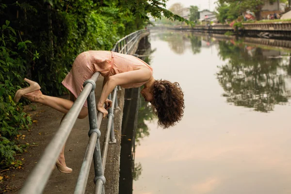 Azjatycka Kobieta Nasypie Rzeki Miejskiej — Zdjęcie stockowe
