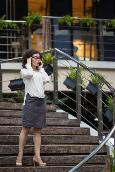 Donna Razza Mista Parlando Sul Cellulare Piedi Sulle Scale — Foto Stock