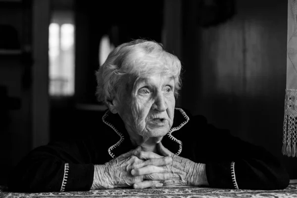 Retrato Una Solitaria Anciana Pensativa Foto Blanco Negro —  Fotos de Stock