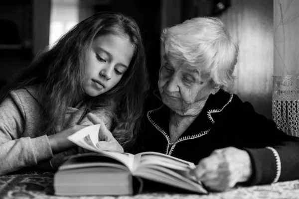 Niño Once Años Con Abuela Leyendo Libro Foto Blanco Negro — Foto de Stock