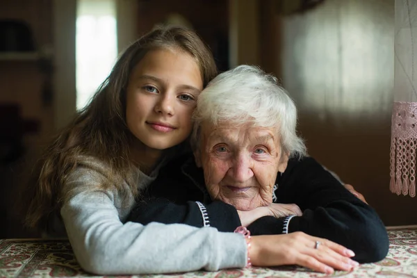 Kind Van Elf Met Zijn Grootmoeder Poseren Voor Portret — Stockfoto