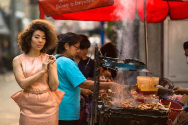 Bangkok, Tayland - 30 Mar 2016: Sokak gıda, şehrin merkezi bölgelerinden birinde canlı bir ticaret. Bangkok'ta 16.000 kayıtlı sokak satıcıları olduğunu.