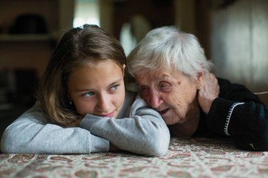 Sevimli küçük kız sevgili Granny ile birlikte. 